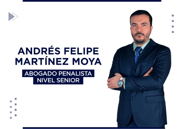 Andrés Felipe Martínez Moya, abogado penalista senior en Bogotá, Colombia, posando con traje formal.